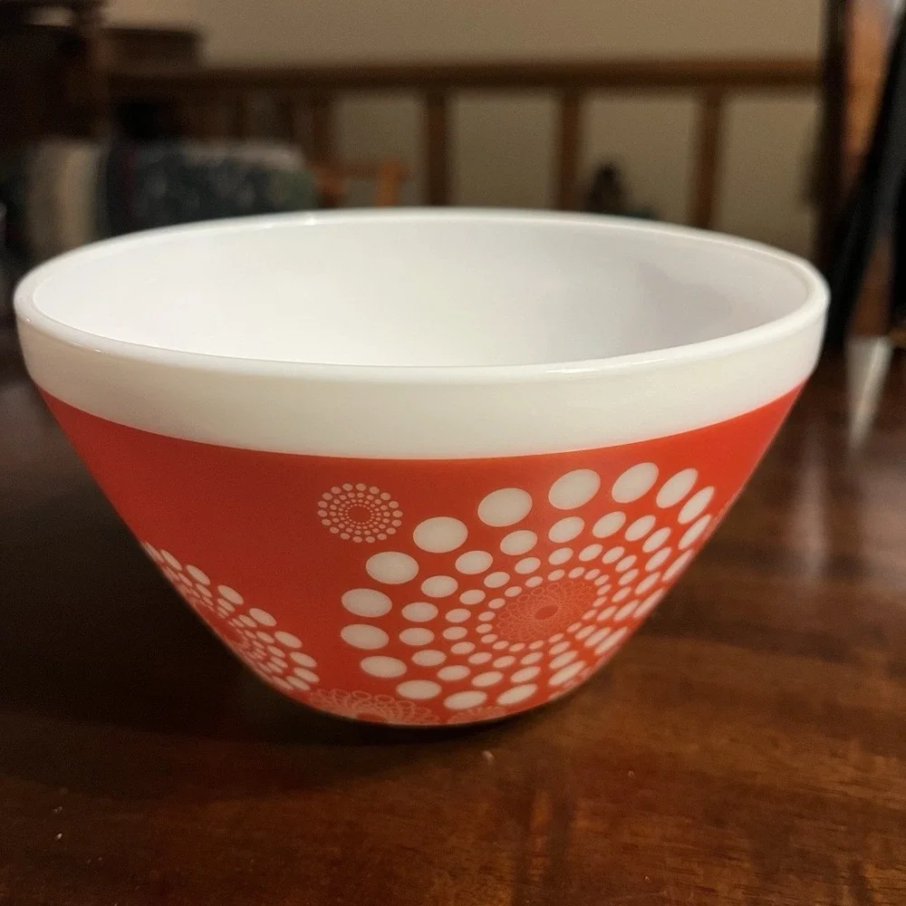 Pyrex Vintage Charm SPOT ON Mixing Bowls Set of 2 Orange White Medallion Dot